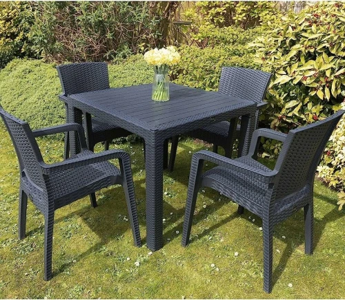 TABLE CARREE EN ROTIN