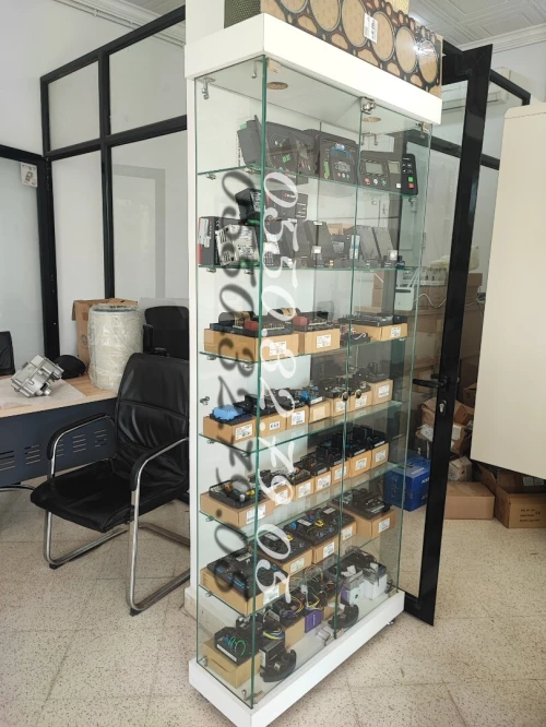 Armoire d'exposition en verre 