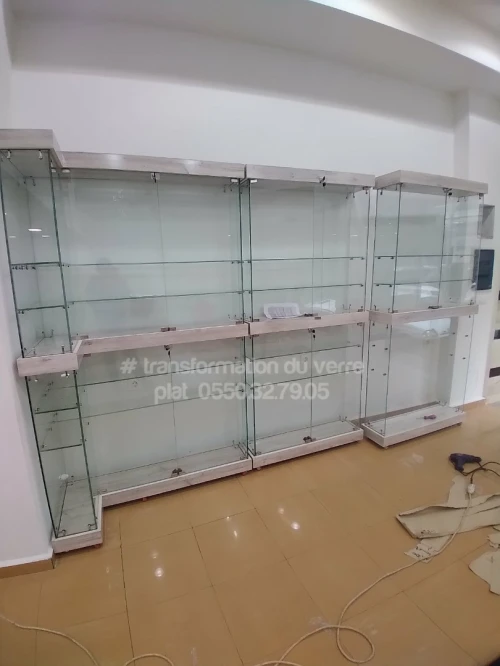 Vitrine et présentoirs d'exposition en verre 