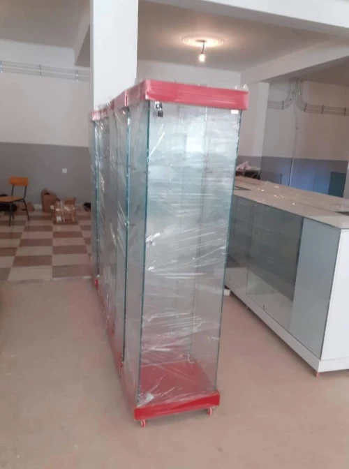 Vitrine et présentoirs d'exposition en verre 