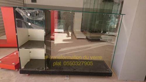 Les Présentoirs et vitrines d'exposition en verre 