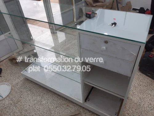 Les Présentoirs et vitrines d'exposition en verre 
