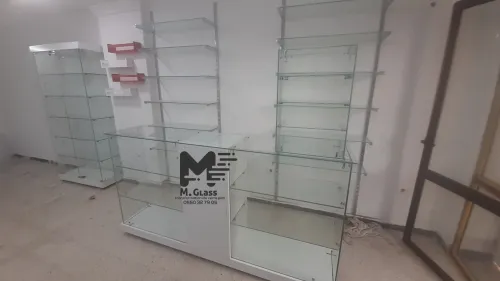Vitrine et présentoirs d'exposition en verre 