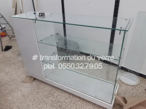 Les Présentoirs et vitrines d'exposition en verre 