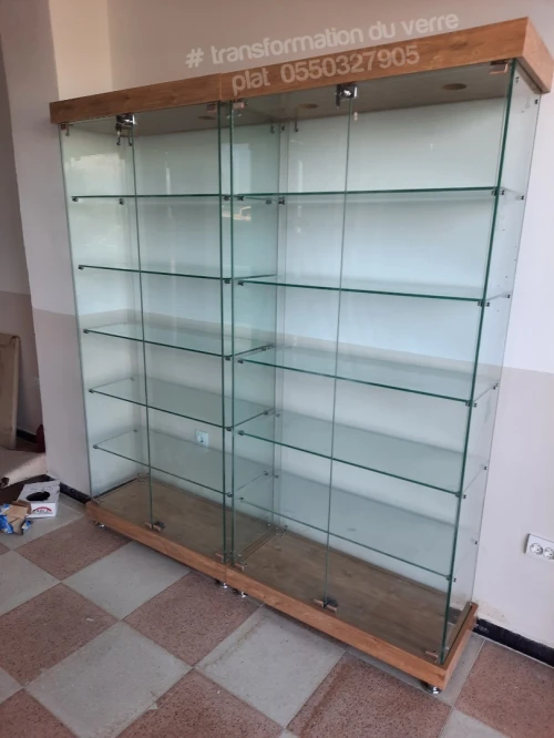 Les Présentoirs et vitrines d'exposition en verre 