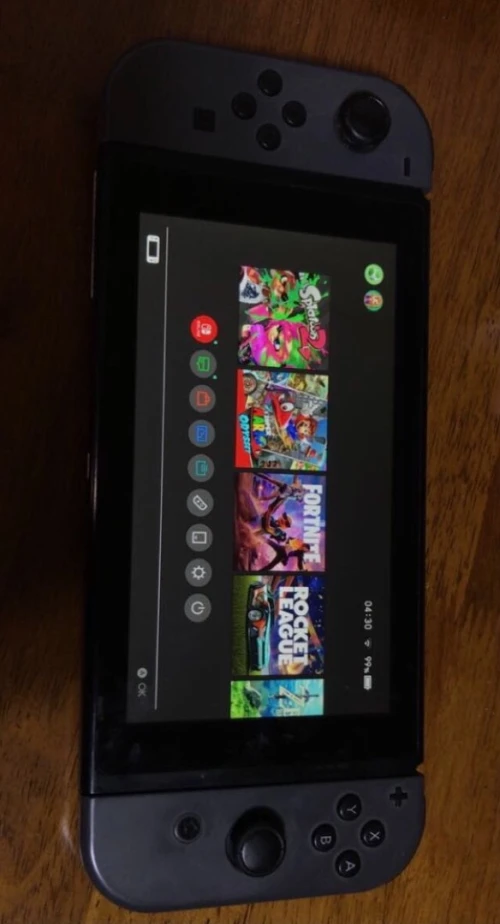 Nintendo switch Noir a vendre avec 3 jeux + Une Manette Data frog + Un poignée Joy-Con + Une Nintendo switch Dock + une pochette Nintendo switch