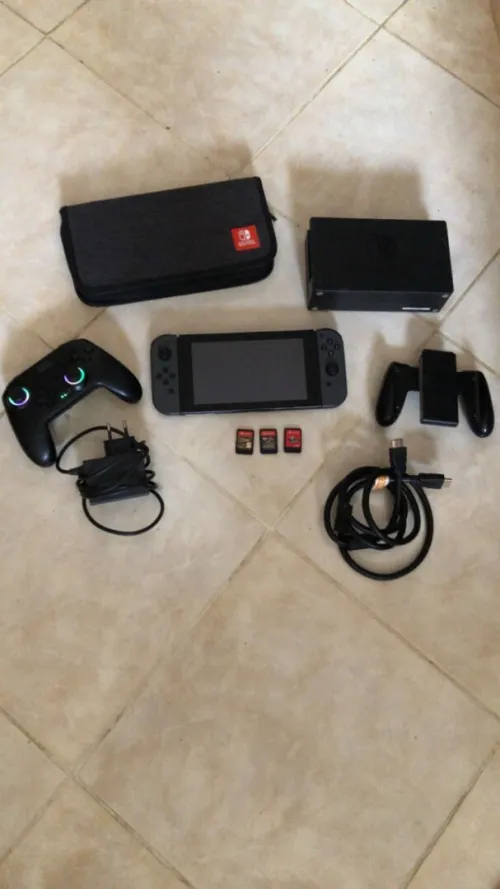 Nintendo switch Noir a vendre avec 3 jeux + Une Manette Data frog + Un poignée Joy-Con + Une Nintendo switch Dock + une pochette Nintendo switch