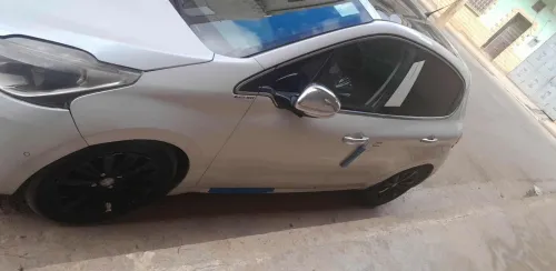 Peugeot 208 2016 Allure Facelift