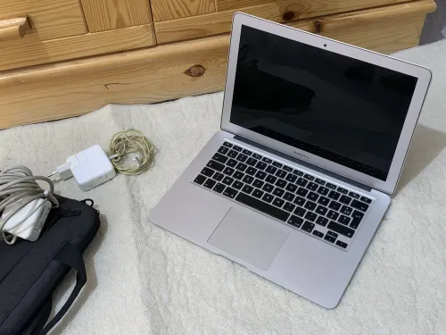 MacBook Air 2017 HS carte mère + 2 chargeurs (pour pièces)