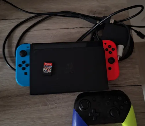 NINTENDO SWITCH OLED + 2 MANETTES + MARIO KART 8 DELUXE