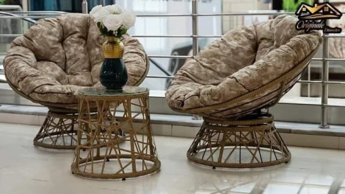 CHAISE ET TABLE PIVOTANTE