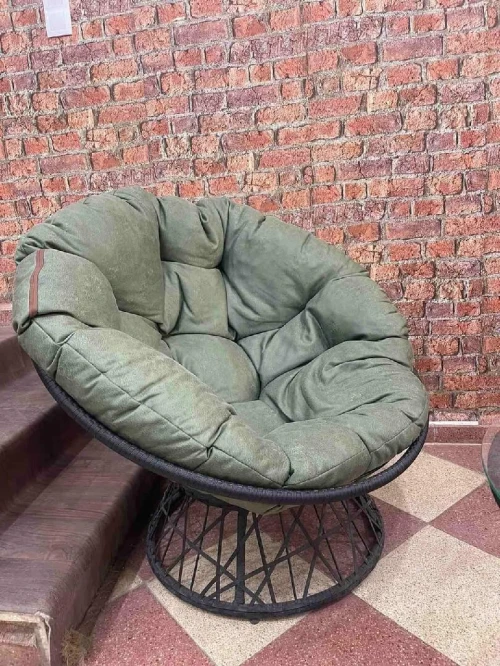 CHAISE ET TABLE PIVOTANTE