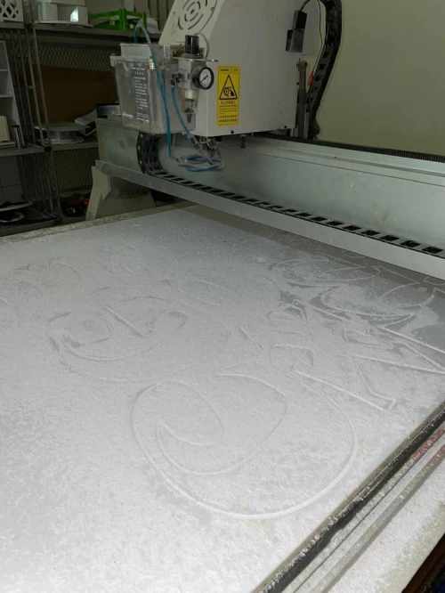 Découpe CNC Alluco plexiglass et réalisation des lettres lumineuses 