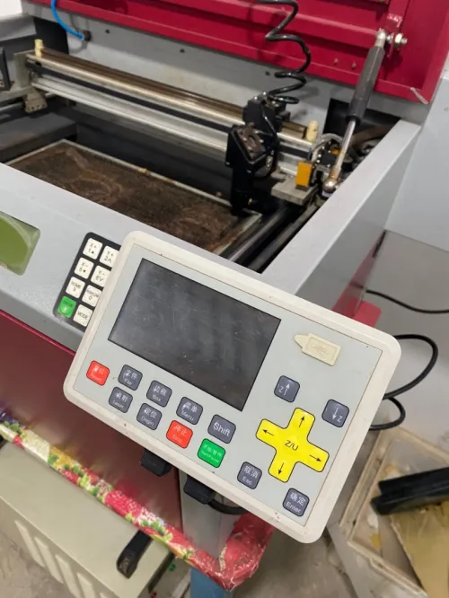 Machine de gravure & découpe laser Co2(30x40)