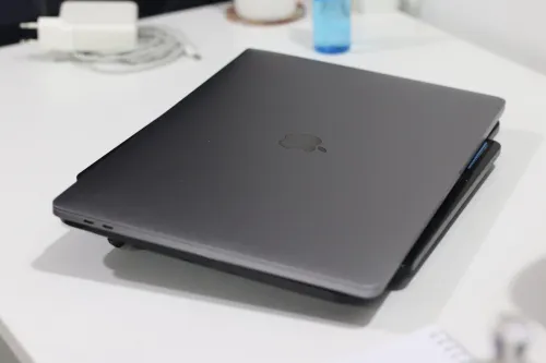 MacBook Pro 2018 (15.4") - Touch Bar - i7 6-Core / 16GB RAM / 500GB SSD - Très Propre