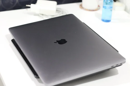 MacBook Pro 2018 (15.4") - Touch Bar - i7 6-Core / 16GB RAM / 500GB SSD - Très Propre