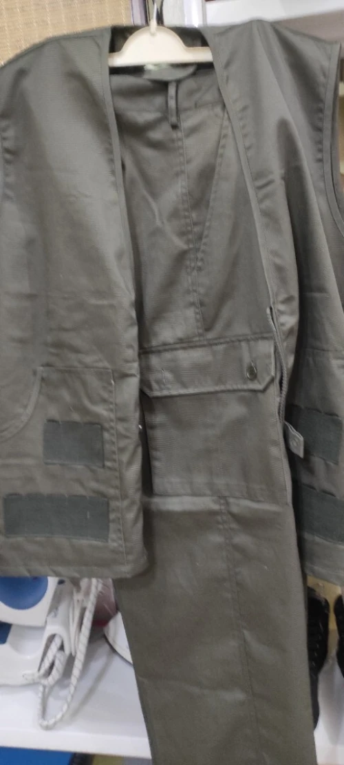Lots de gilets de chasse et pantalons