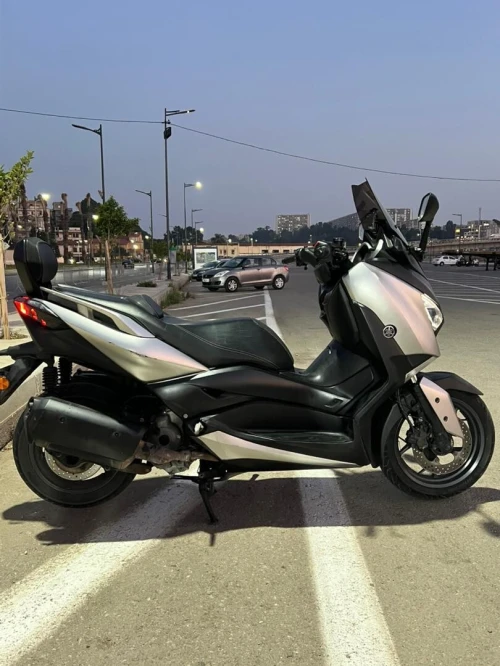 YAMAHA Xmax 