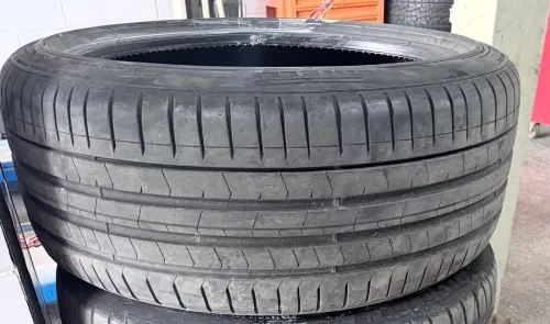 Pneu PIRELLi P zéro