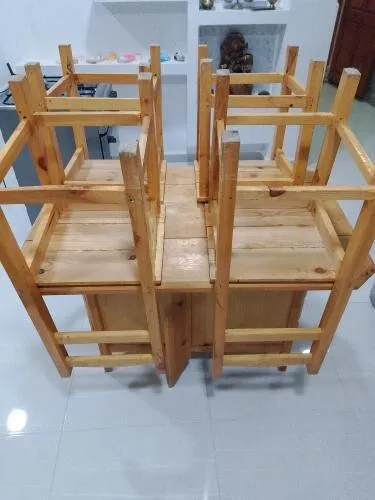 Table de cuisine avec 4 chaise avec des rangements au dessus 