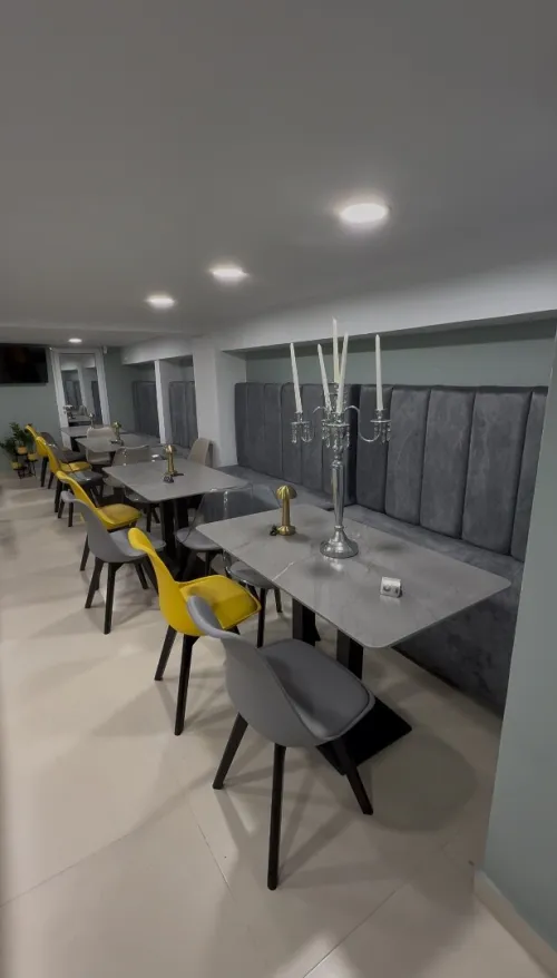 Chaise et tables et banquette restaurant