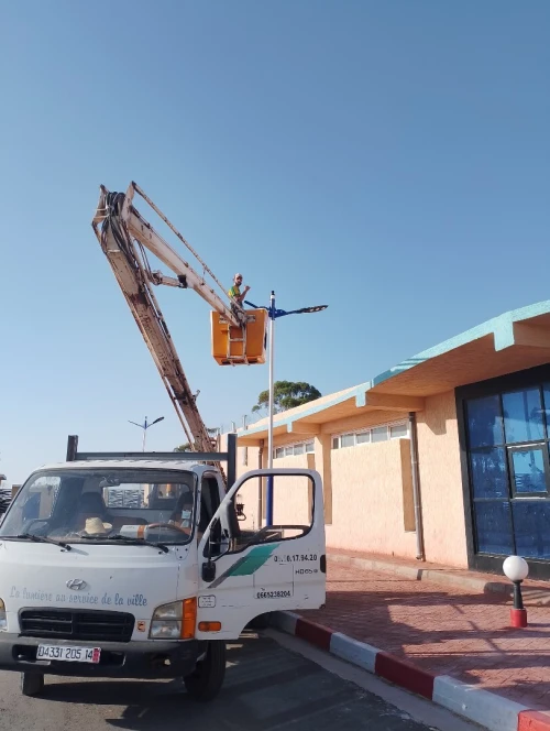 Travaux d'èclirage public avec camion nacelle