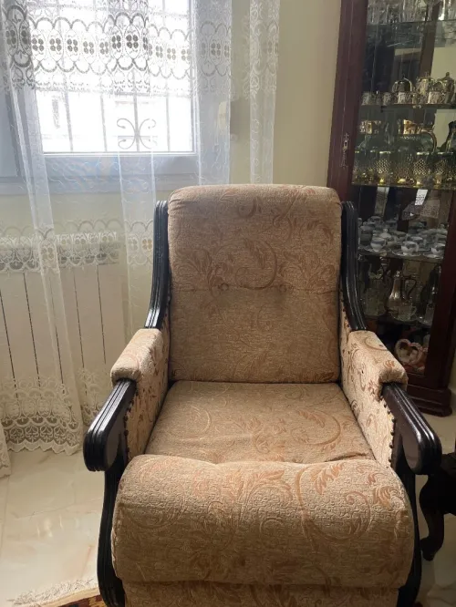 Fauteuil et deux banquette