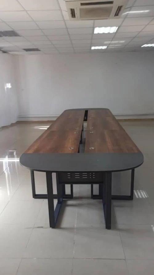 Tables de réunion professionnelles disponibles