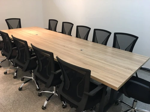 Tables de réunion professionnelles disponibles