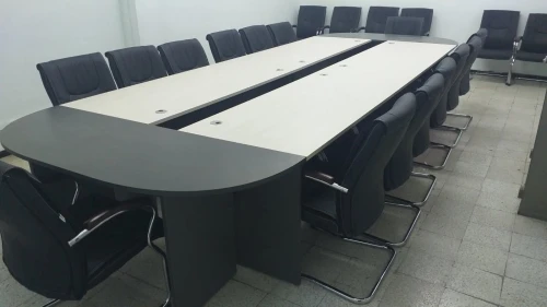 Tables de réunion professionnelles disponibles