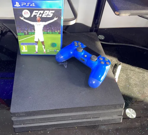 Ps4 pro état 9.5/10 +fifa25 gratuit manette lorigine