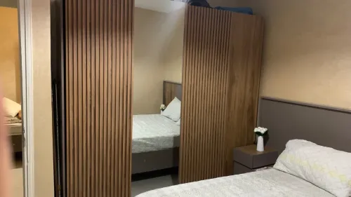 une chambre simple et moderne