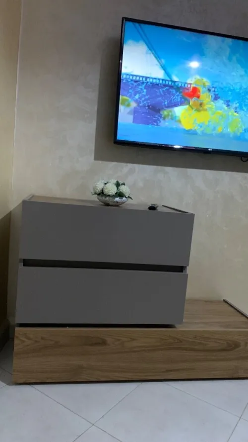 une chambre simple et moderne