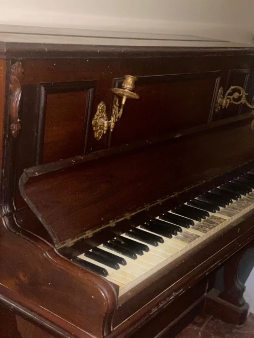 Piano h,bord paris