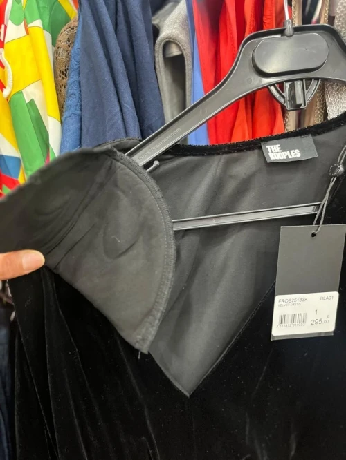 Petite Robe noir Velour  the Kooples