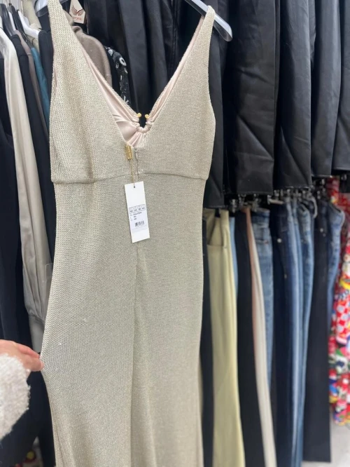 Robe de soirée dorée décolletée