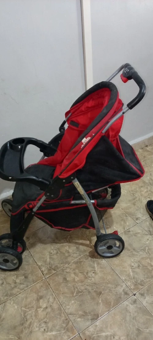 عربة اطفال في حالة جيدة