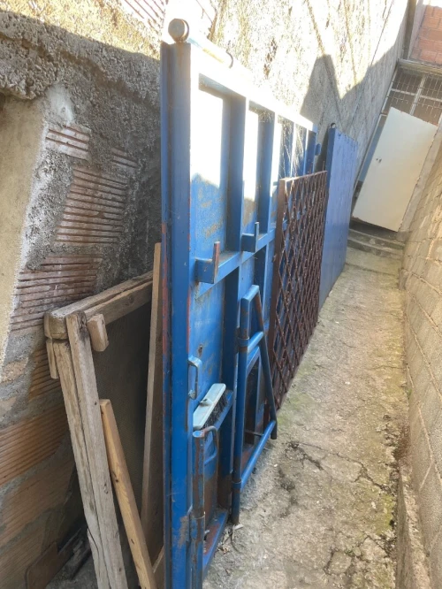 Lot portail en metal et rideaux de garage 