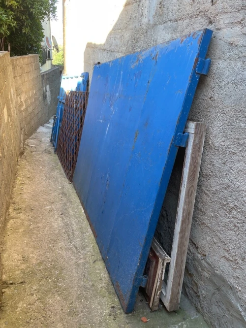 Lot portail en metal et rideaux de garage 