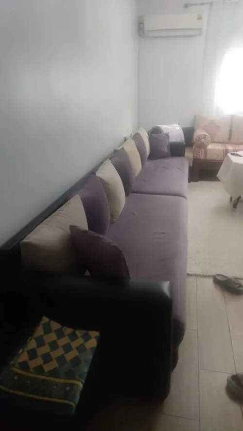 Un fauteuil en semi cuir en 3 pièces avec 6 grand oreiller et 2 moyen oreiller 