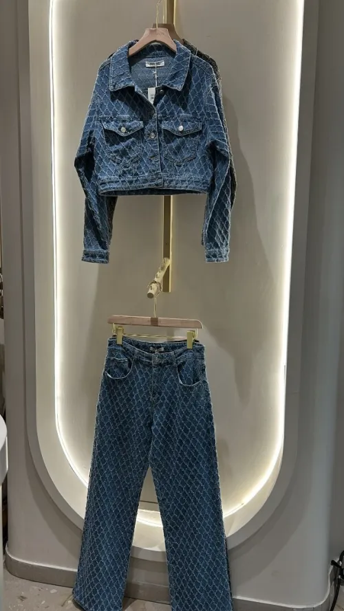 Ensemble jean femme bleu et gris moderne