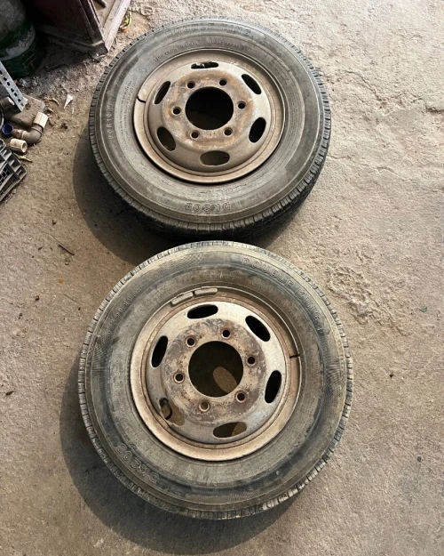 Roue de camion عجلة شاحنة