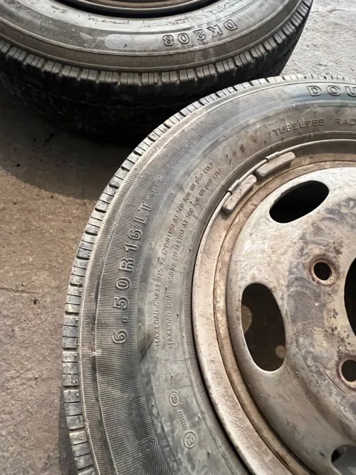 Roue de camion عجلة شاحنة