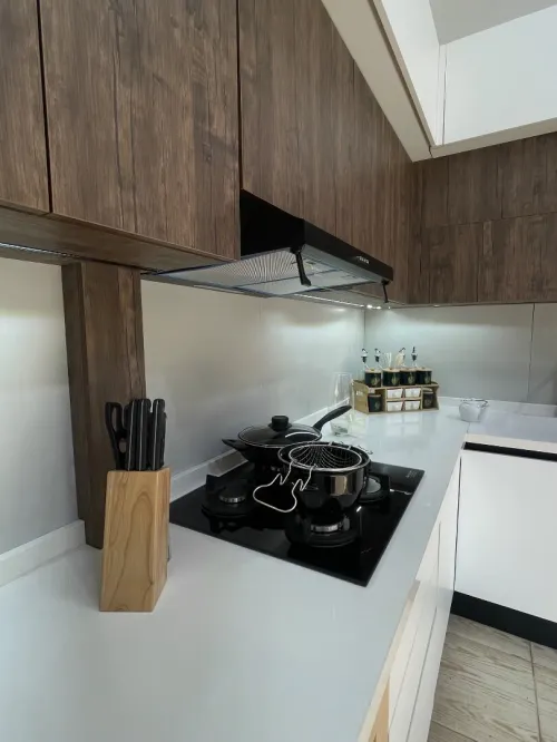 Une cuisine exposée dans un showroom 