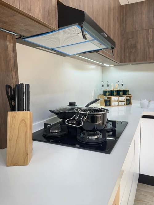 Une cuisine exposée dans un showroom 