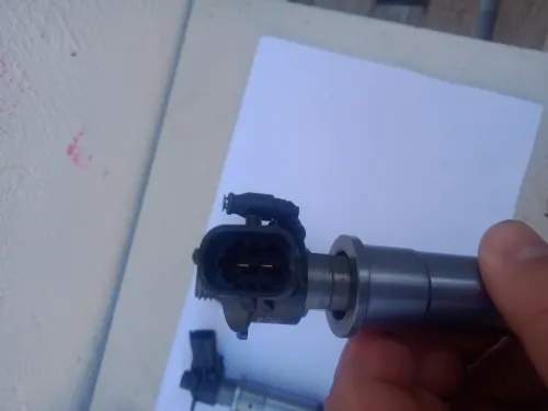 À réparer 03 injecteurs 2.0 litres naissance reneault 