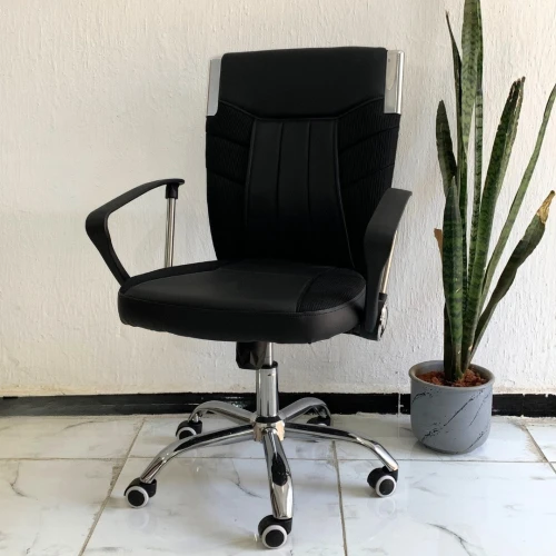 Chaise opérateur de bureau en similicuir Couleur Noir Accoudoirs Pieds chromés