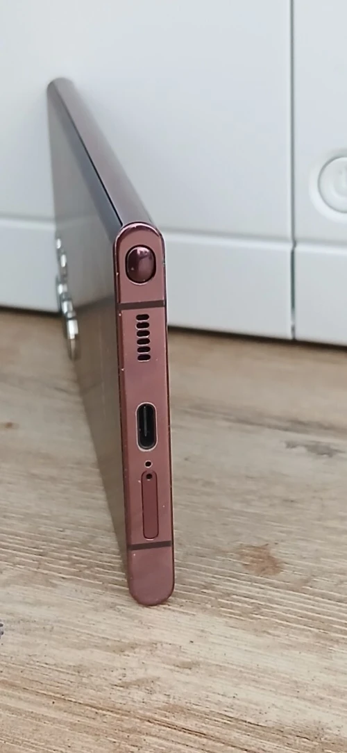 Samsung Galaxy S22 Ultra de couleur bordeaux