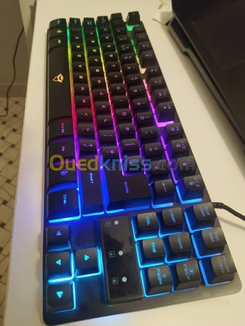 Clavier Gaming Trust GXT 833 Thado RGB Très bon état