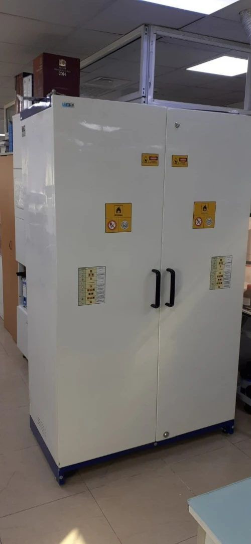 Armoire ventilée pour stockage produits inflammable de laboratoire